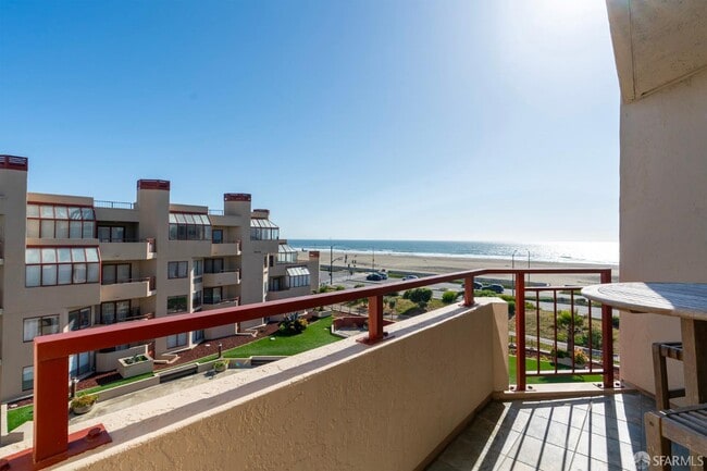 Building Photo - 855 La Playa St