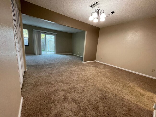 Building Photo - Townhome in Ormond Beach