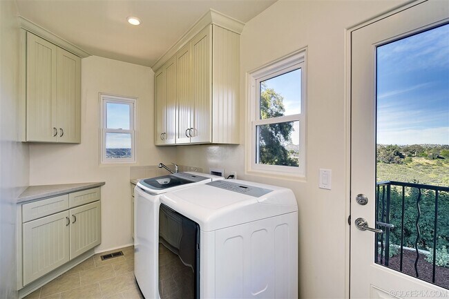 Building Photo - Modern 2 bedroom 2 bath home in Kensington Heights!