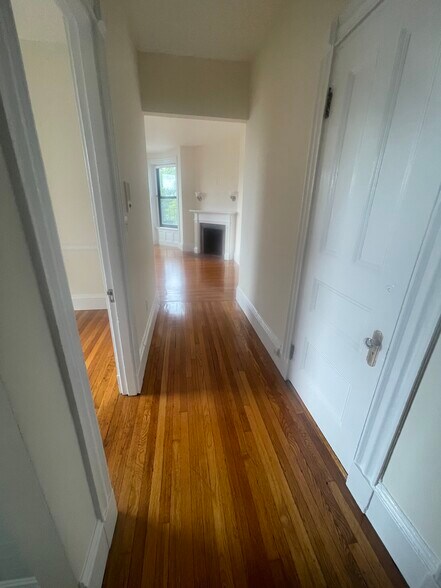 Building Photo - 504 Beacon St