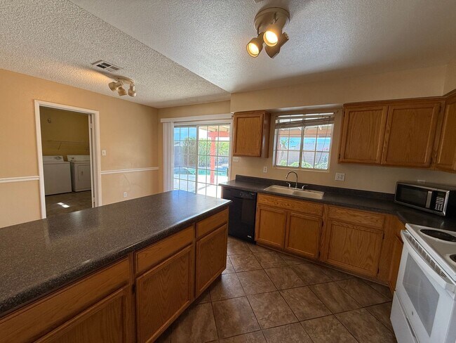 Building Photo - Pool Home in Ponderosa Valley!