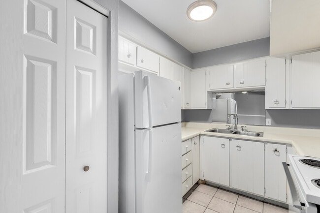 Building Photo - 2413 W Hazelwood St