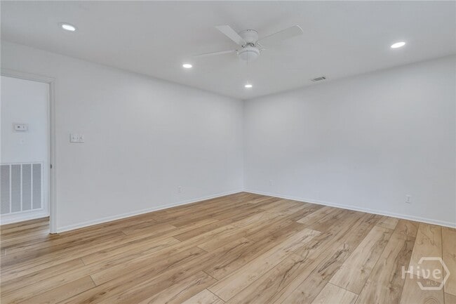 Building Photo - 1015 Mill Hill Rd