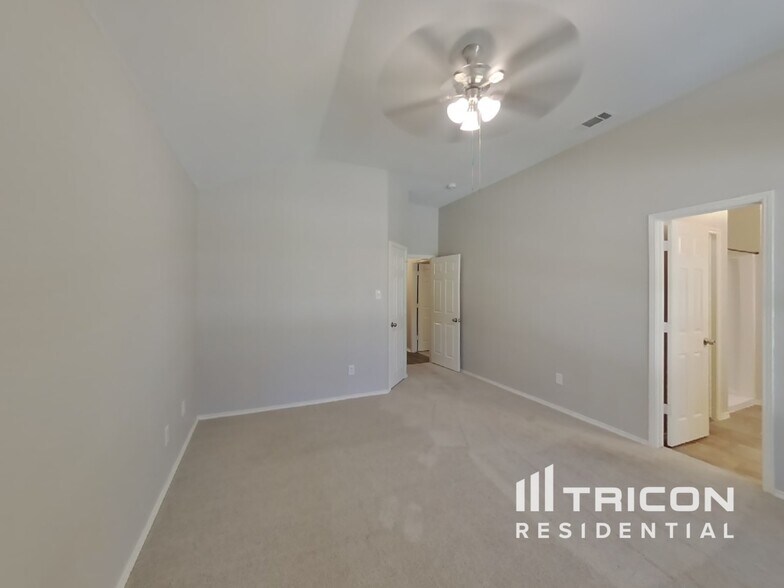 Building Photo - 834 San Jacinto Dr