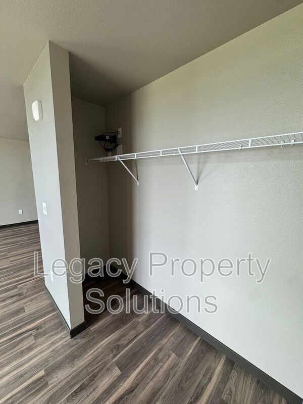 Building Photo - 220 E Greenfield Ln