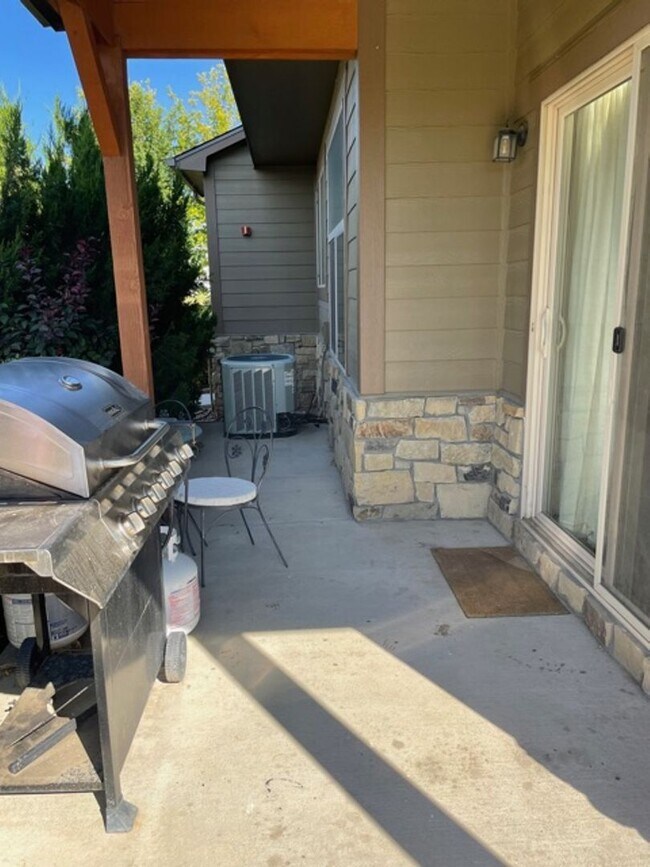 Building Photo - Gorgeous End-Unit Townhome Backing to Open Space!