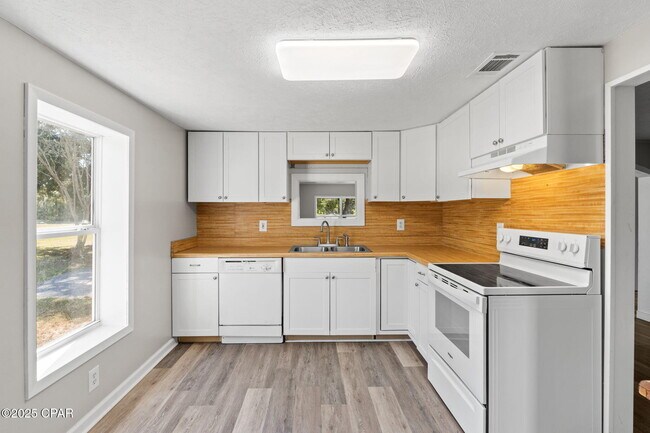 Building Photo - 13636 FL-77