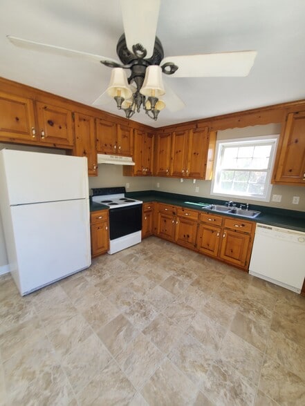 Building Photo - 7035 Evergreen Rd