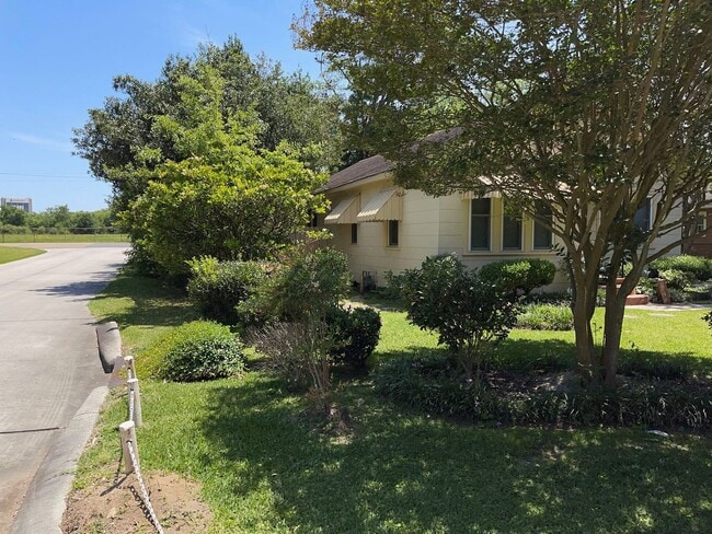 Building Photo - 2 bedrooms 1 bath - Large Yard