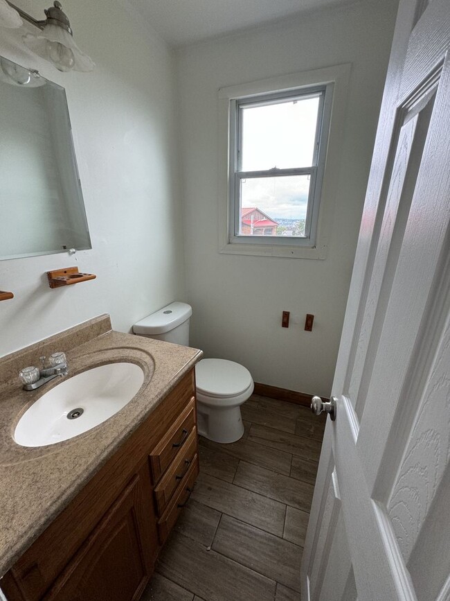 Building Photo - Charming 3 Bedroom 1 1/2 Bathroom Home. in...