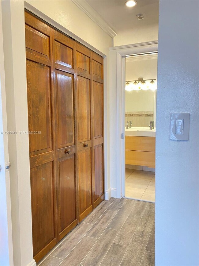 Building Photo - 17051 NE 35th Ave