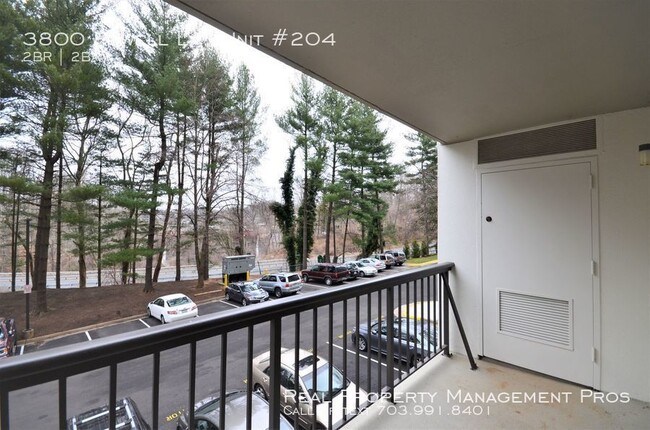 Building Photo - Spacious Condo in Peaceful Lakeside Plaza!