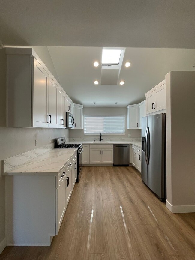 Building Photo - Amazing renovated 4 bedroom 2 full bath si...