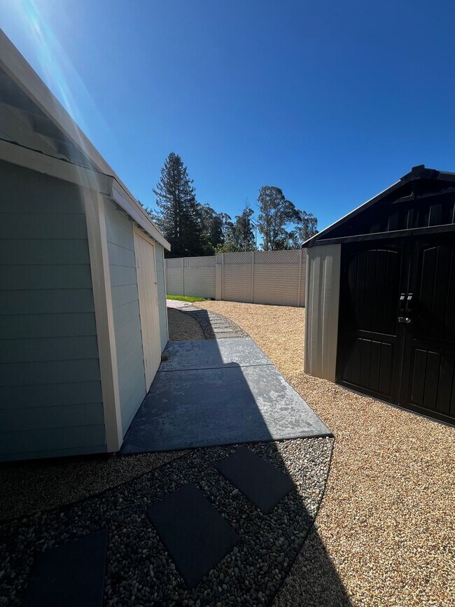 Building Photo - Remodeled Single Story 3 Bedroom/2 Bathroo...