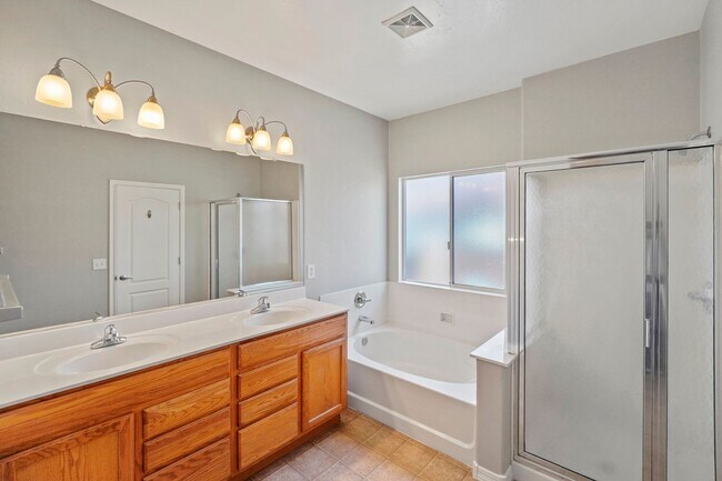 Building Photo - Stylish 4-Bedroom Rental in Rancho Sahuari...
