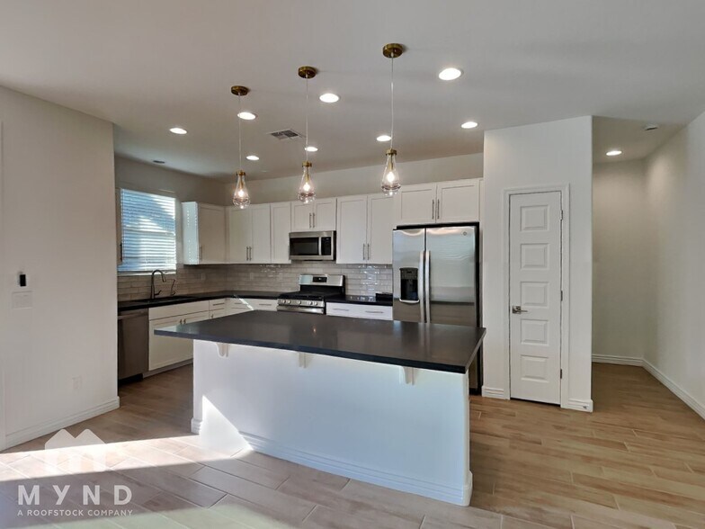 Building Photo - 9959 W Whitton Ave