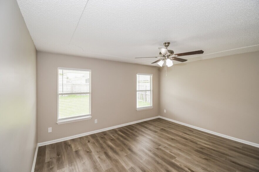 Building Photo - 383 Summit Dr