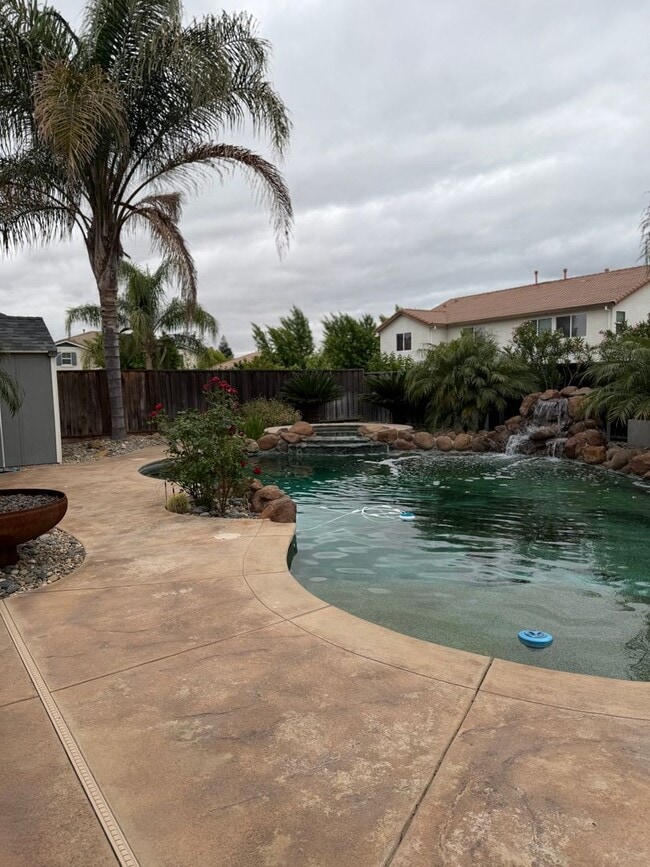 Building Photo - Gorgous 4 bedroom, 3 full bath home with pool
