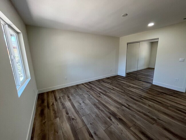 Building Photo - Large 6 bed 3 bath House on East Falls! Co...