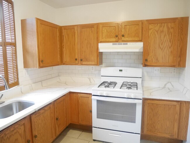 Building Photo - Spacious 3 Bedroom End Unit- Baltimore, MD