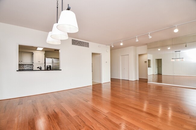 Building Photo - 5150 Hidalgo St