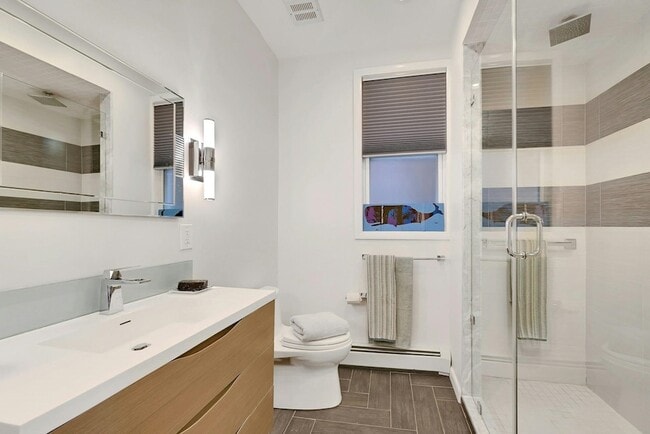 Building Photo - 158 Edgar St