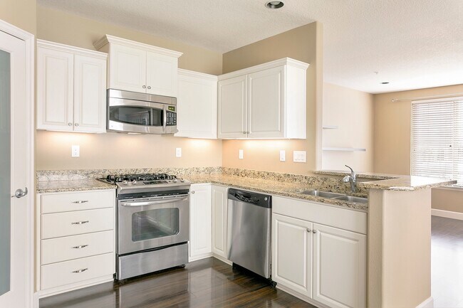 Building Photo - 3 Bedroom 2.5 Bathroom Townhome in the Hea...