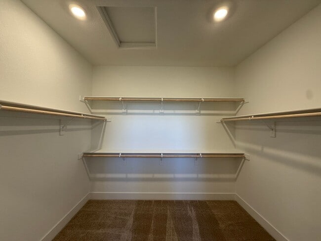 Building Photo - Grand New Build!
