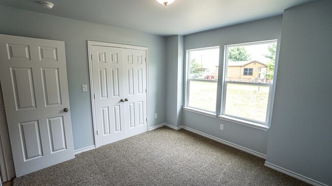 Building Photo - 917 Redoak Dr