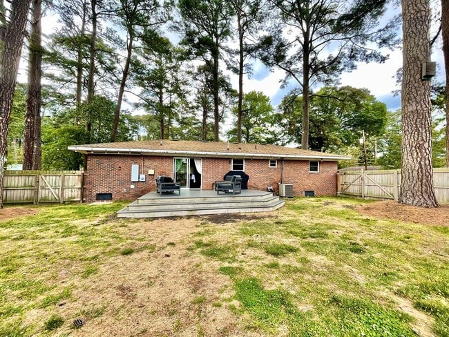Building Photo - Ready 07-13-26! 4/2 Ranch Home On Corner Lot! Pet-Friendly & All Appliances Convey!