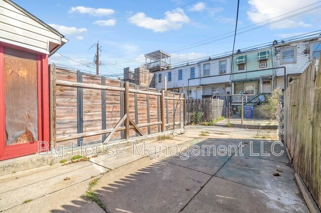 Building Photo - 333 S Lehigh St