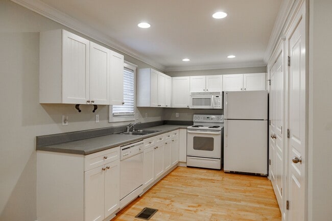 Building Photo - Cottage One-story Condo - Lease through July