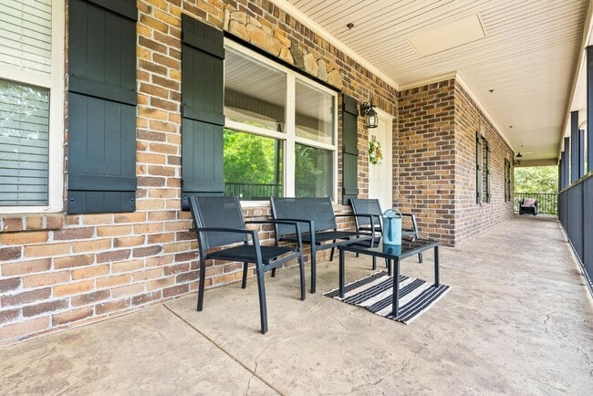 Building Photo - 836 W Glenn Ave