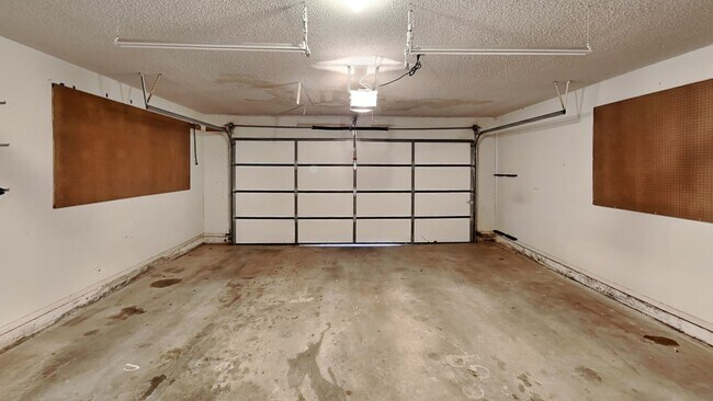 Building Photo - Spacious Townhouse 3 Bedroom 2 Bathroom with Bonus Room