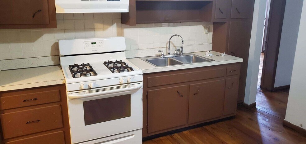 Hardwood floor in eat-in kitchen - 8 Franklin St