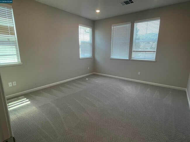 Building Photo - 777 Country Club Dr
