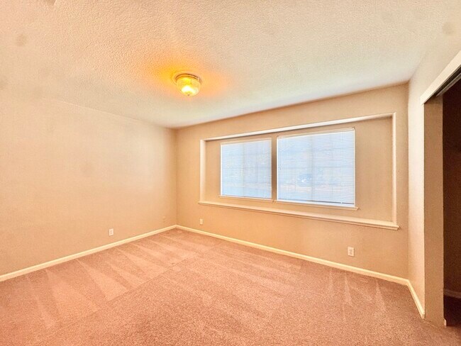 Building Photo - Beautiful 4 bedroom 3 bath home in the Hillsborough community!
