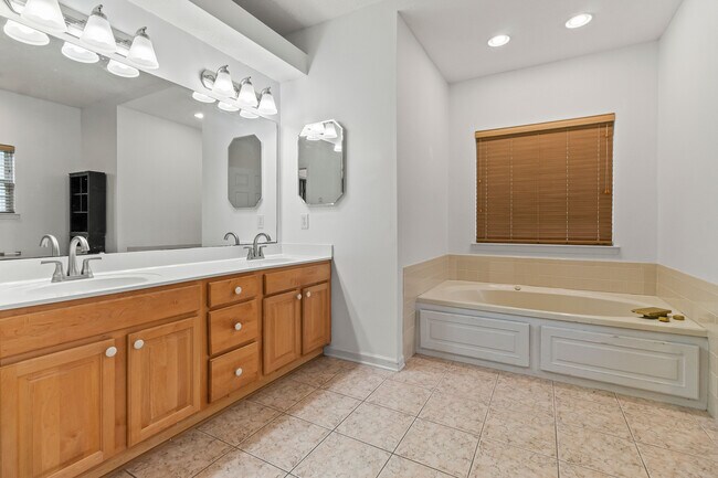 Building Photo - Woodbine Home