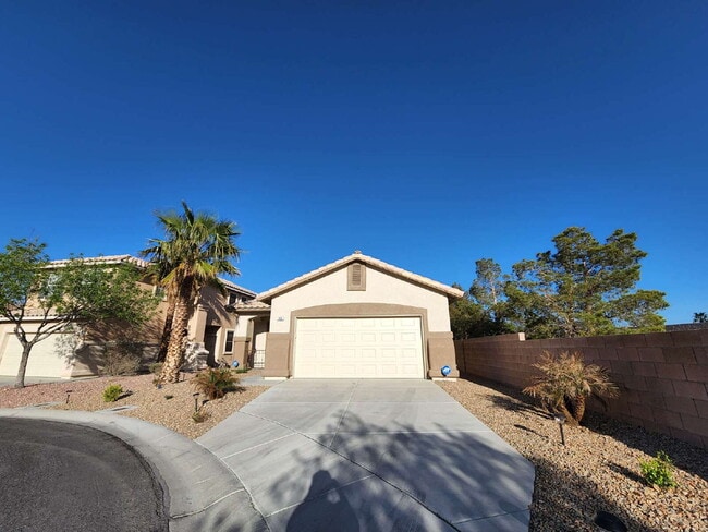 Building Photo - 300 Vilberti Ct