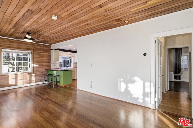 Building Photo - 316 E Ellis Ave