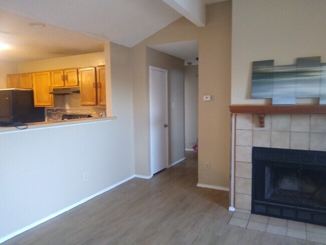 Building Photo - 415 Valley Mills Dr
