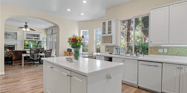 Building Photo - 3 Bedroom Woodlands Home