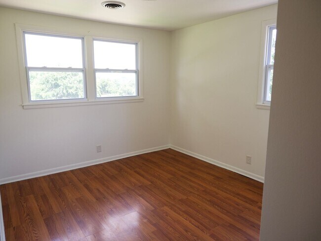 Building Photo - MOVE IN SPECIAL for: 3 Bedroom House Avail...
