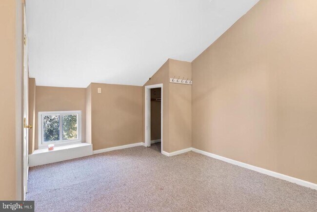 Building Photo - 400 Green Ln