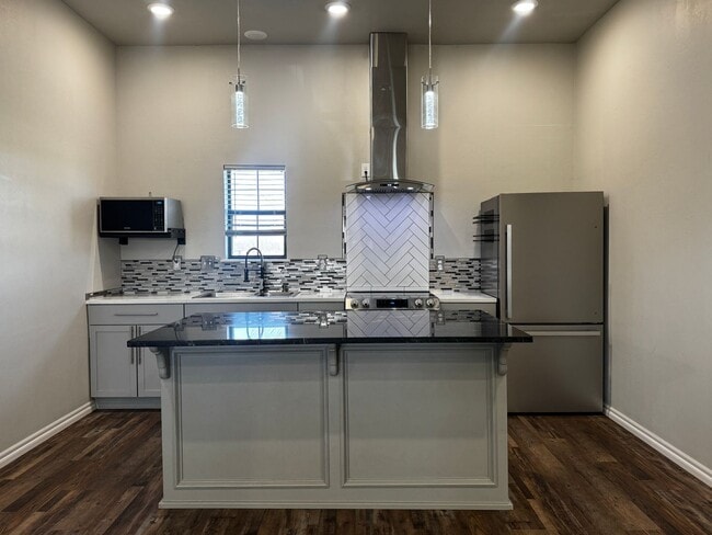 Building Photo - 501 Oak Ave