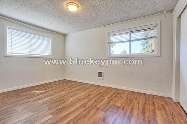 Building Photo - 2 Bed, 1 Bath Unit on 2nd Floor of a Tri-Plex in Sellwood