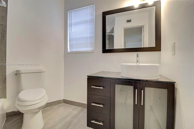 Building Photo - 1611 NE Miami Gardens Dr