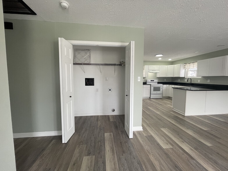 Building Photo - 101 Gibbons St