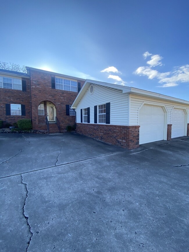 Primary Photo - 2600 Brooken Hill Dr