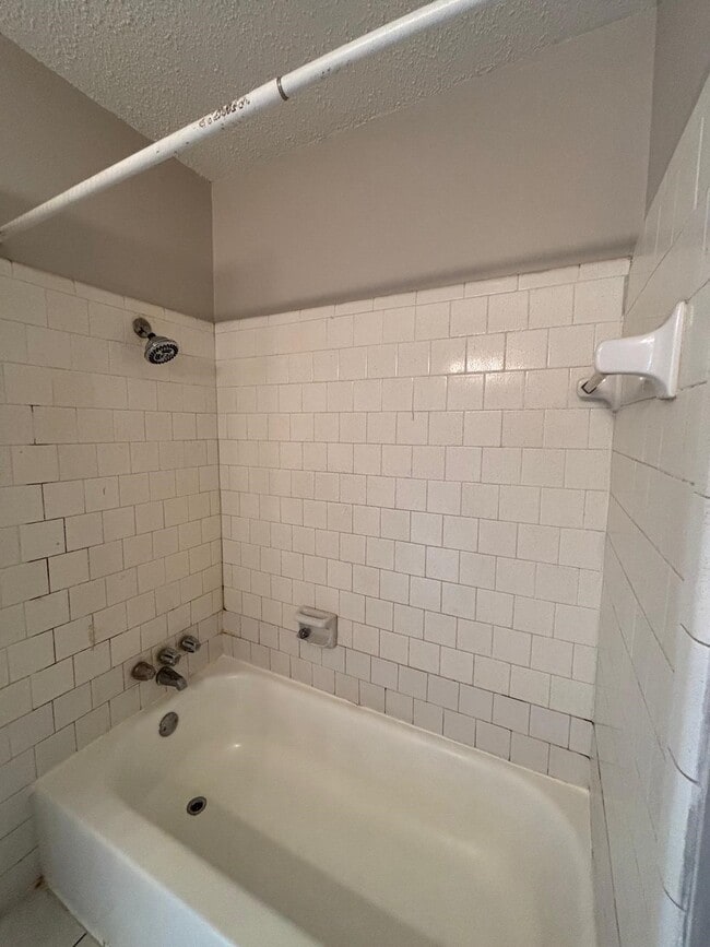 Building Photo - 2710 Briarhurst Dr